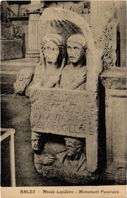 Carte postale ancienne Arles Musee Lapidaire - Monument Funeraire à Arles