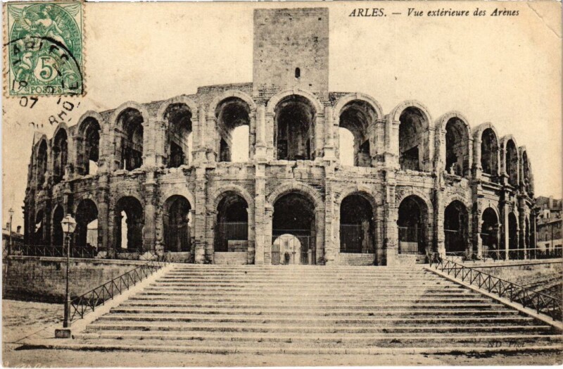 Carte postale ancienne Arles Vue Exterieure des Arenes à Arles