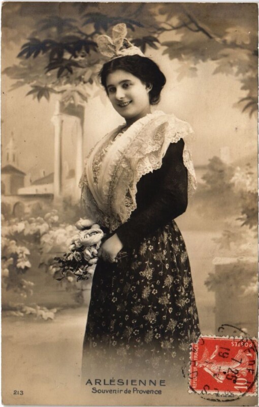 Carte postale ancienne Arles Arlesienne - Femme - Type à Arles