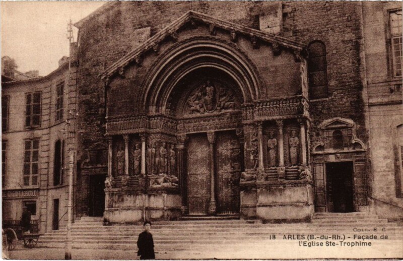 Carte postale ancienne Arles Facade de l'Eglise Saint-Trophime à Arles