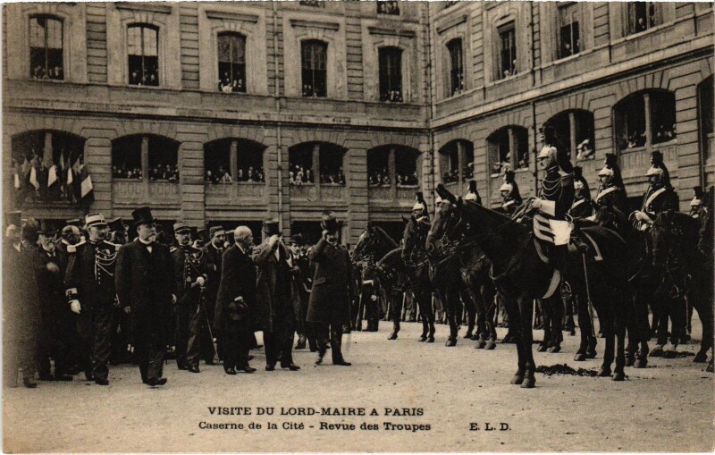 Carte postale ancienne Paris Visite Lord-Maire Caserne de la Cite