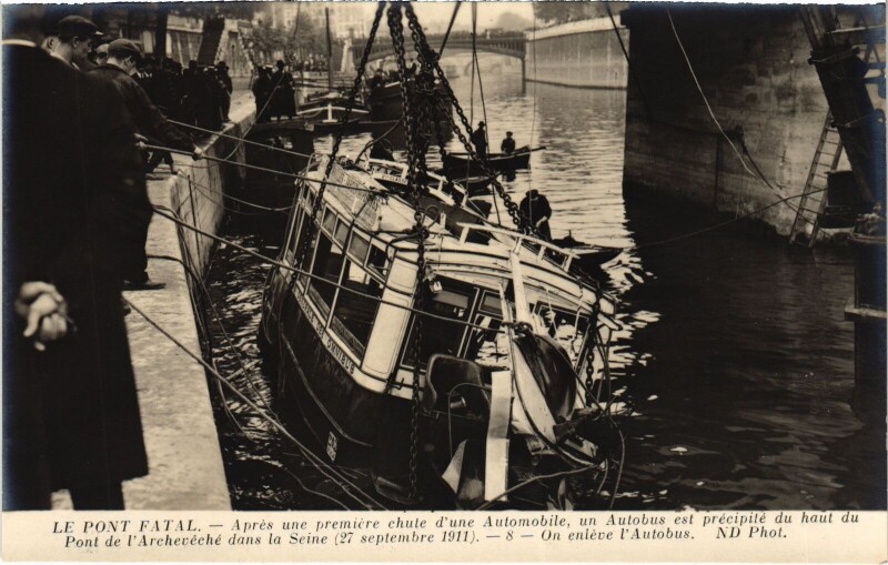 Carte postale ancienne Paris Accident Autobus dans la Seine
