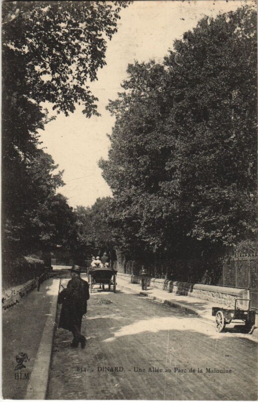 Carte postale ancienne Dinard Une allee de la Malouine à Dinard