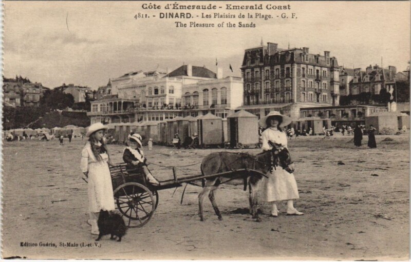 Carte postale ancienne Dinard Les Plaisirs de la Plage à Dinard
