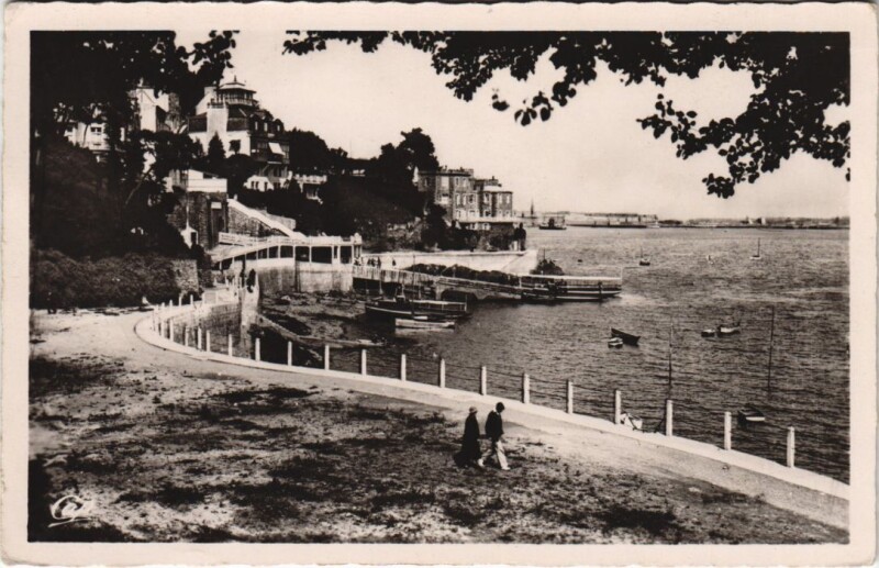 Carte postale ancienne Dinard Le Bric a Brac à Dinard