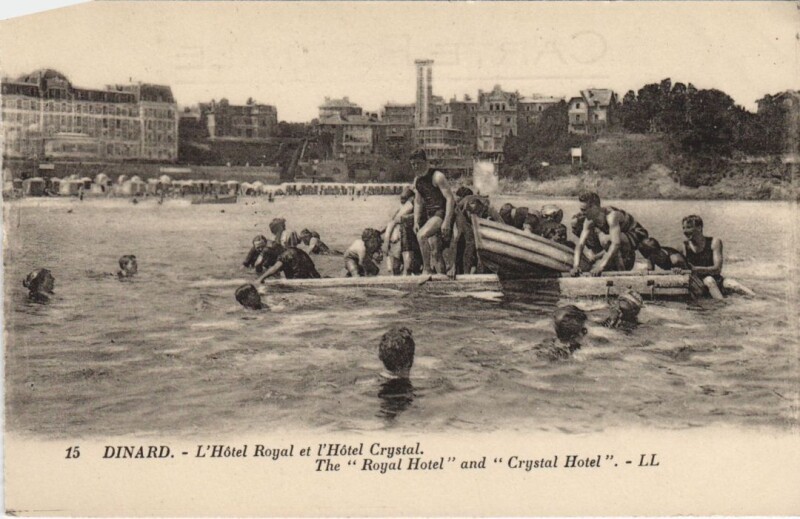 Carte postale ancienne Dinard Hotel Royal et Hotel Crystal à Dinard