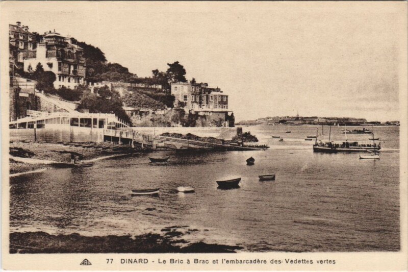 Carte postale ancienne Dinard Le Bric a Brac , Embarcadere des Vedettes à Dinard