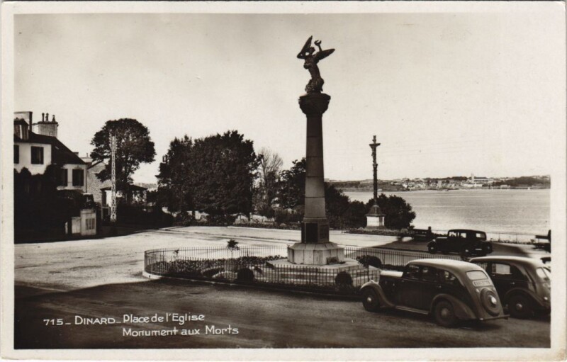Carte postale ancienne Dinard Place de l'Eglise , Monument aux Morts à Dinard