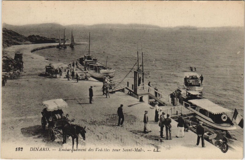 Carte postale ancienne Dinard Embarquement de Vedettes à Dinard