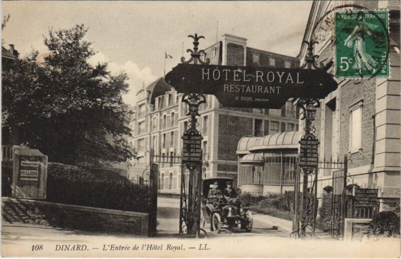 Carte postale ancienne Dinard Entree de l'Hotel Royal à Dinard