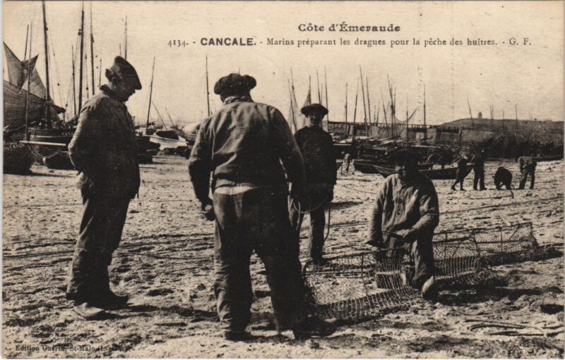 Carte postale ancienne Cancale Marins preparant les dragues à Cancale