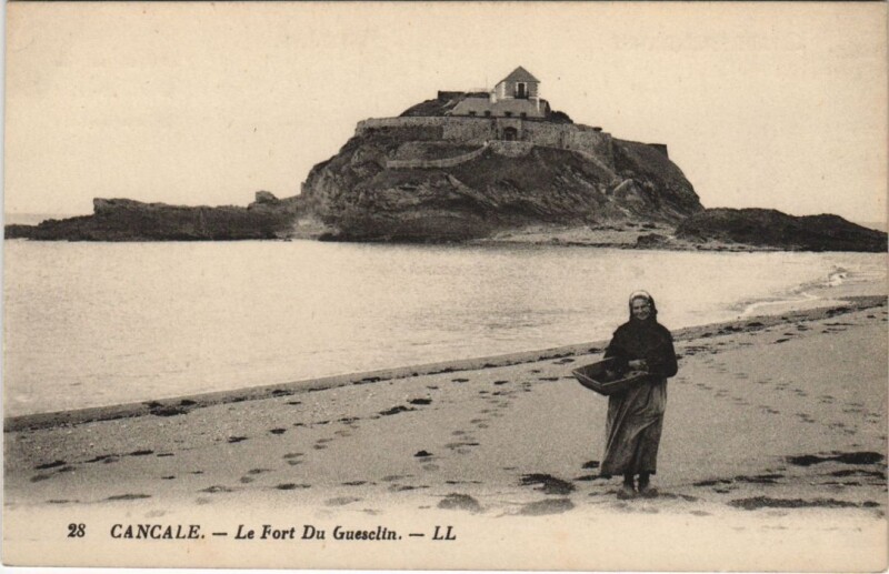Carte postale ancienne Cancale Le Fort du Guesclin à Cancale