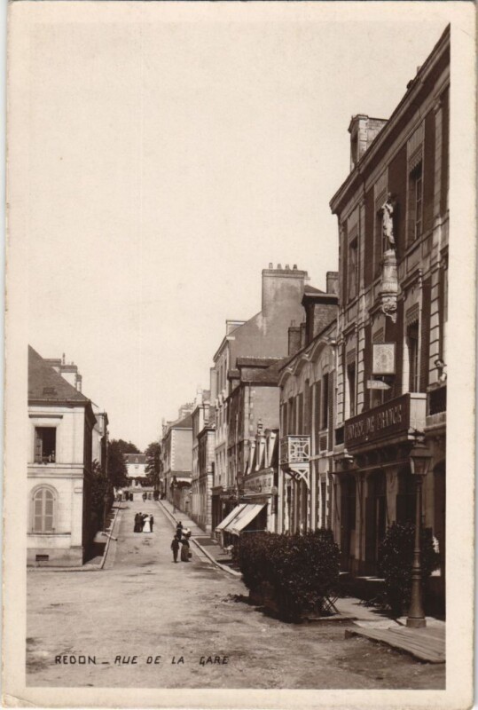 Carte postale ancienne Redon Rue de la Gare à Redon