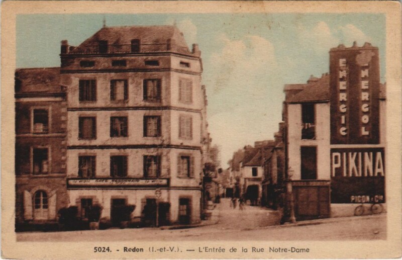 Carte postale ancienne Redon Entree de la Rue Notre Dame à Redon