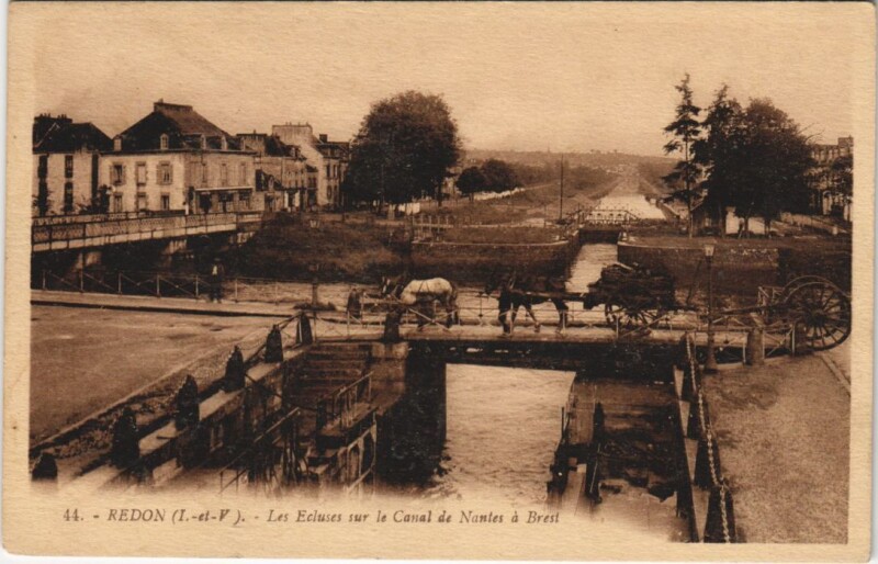 Carte postale ancienne Redon Les Ecluses sur le Canal de Nantes à Redon