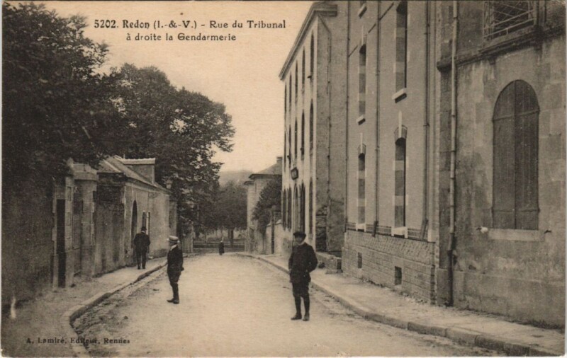 Carte postale ancienne Redon rue du Tribunal à Redon
