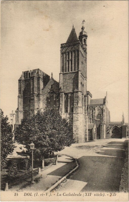 Carte postale ancienne Dol de Bretagne La Cathedrale à Dol-de-Bretagne