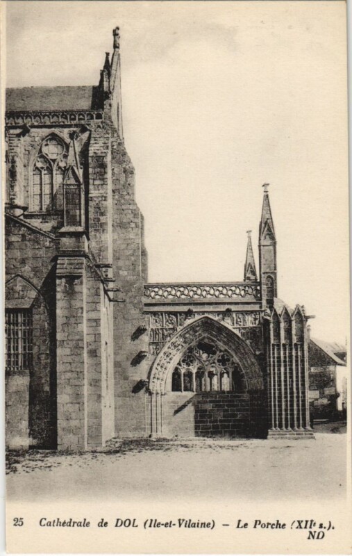 Carte postale ancienne Dol de Bretagne Le Porche de la Cathedrale à Dol-de-Bretagne