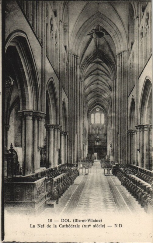 Carte postale ancienne Dol de Bretagne La Nef de la Cathedrale à Dol-de-Bretagne