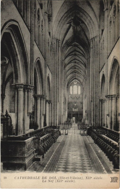 Carte postale ancienne Dol de Bretagne La Nef de la Cathedrale à Dol-de-Bretagne