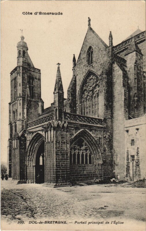 Carte postale ancienne Dol de Bretagne Portail principal de l'Eglise à Dol-de-Bretagne