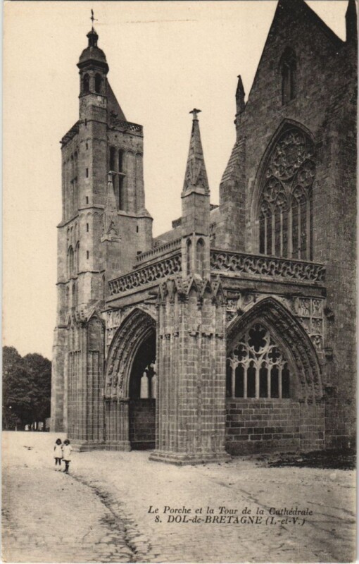 Carte postale ancienne Dol de Bretagne Le Porche et la Tour de la Cathedrale à Dol-de-Bretagne