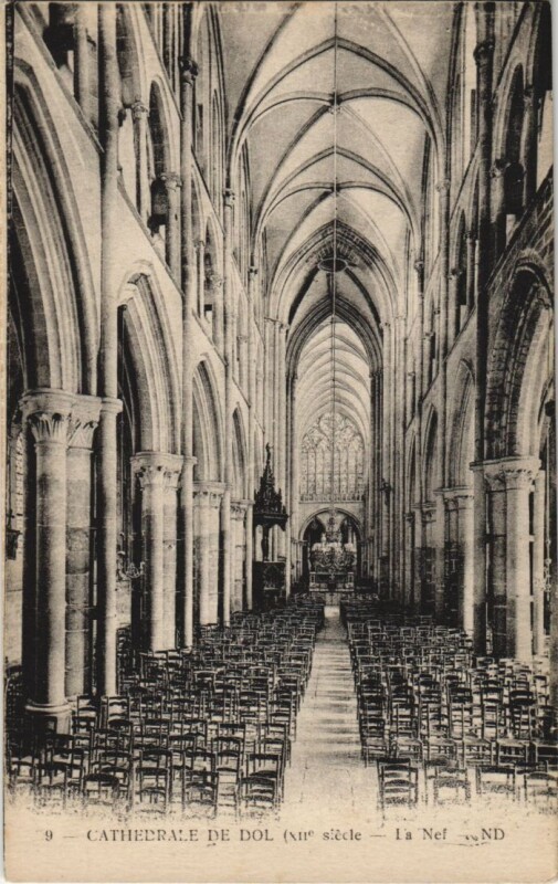 Carte postale ancienne Dol de Bretagne La Nef de la Cathedrale à Dol-de-Bretagne