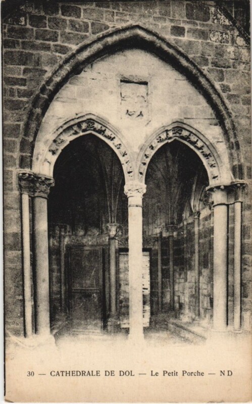 Carte postale ancienne Dol de Bretagne La Cathedrale , petit porche à Dol-de-Bretagne