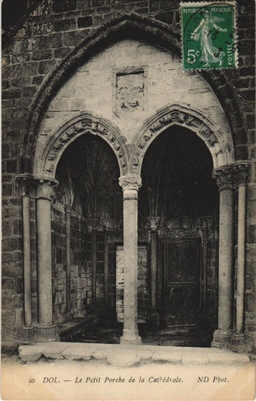 Carte postale ancienne Dol de Bretagne Le Petit Porche de la Cathedrale à Dol-de-Bretagne