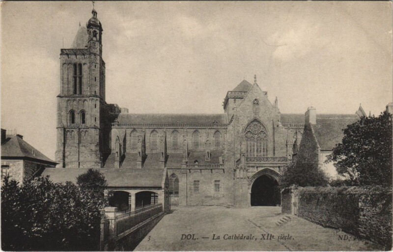 Carte postale ancienne Dol de Bretagne La Cathedrale à Dol-de-Bretagne