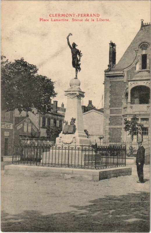 Carte postale ancienne Clermont Ferrand Place Lamartine, Statue de la Liberte à Clermont-Ferrand