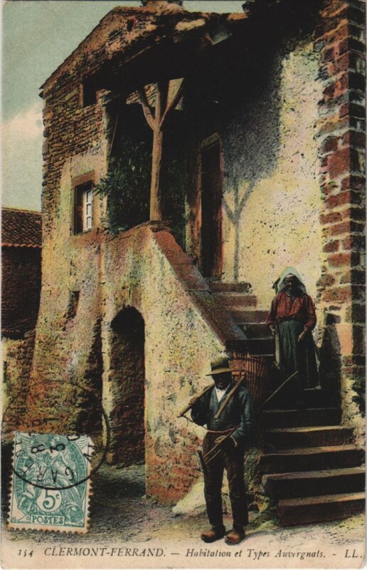 Carte postale ancienne Clermont Ferrand Habitation et Types Anvergnats à Clermont-Ferrand