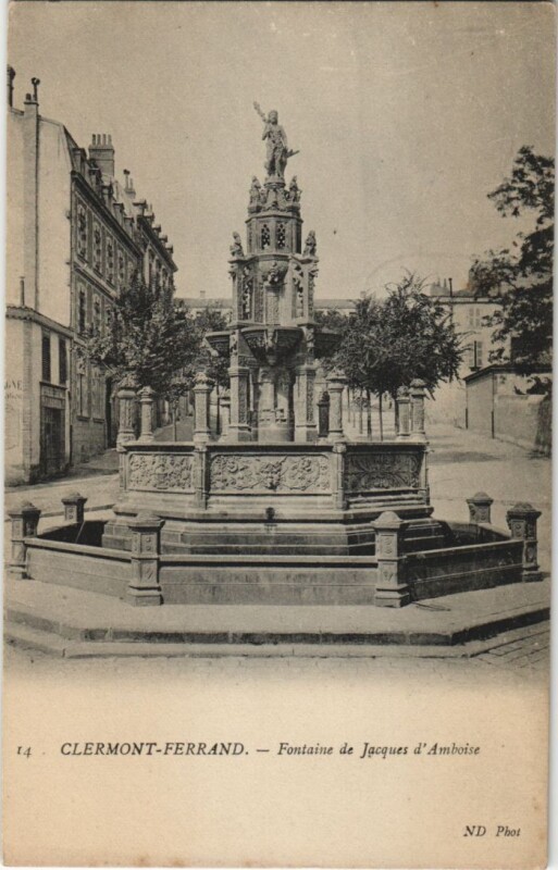 Carte postale ancienne Clermont Ferrand Fontaine de Jacques d'Amboise à Clermont-Ferrand
