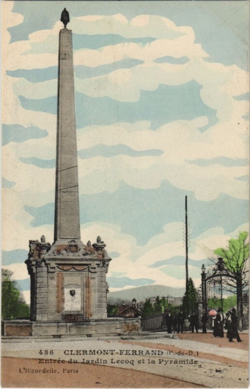 Carte postale ancienne Clermont Ferrand Entree du Jardin Lecoq et la Pyramide à Clermont-Ferrand