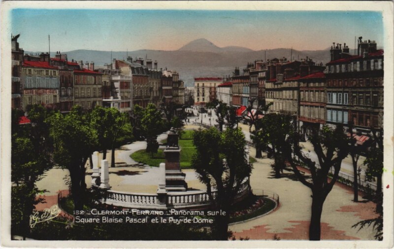 Carte postale ancienne Clermont Ferrand panorama Sur le Square Balise Pascal à Clermont-Ferrand