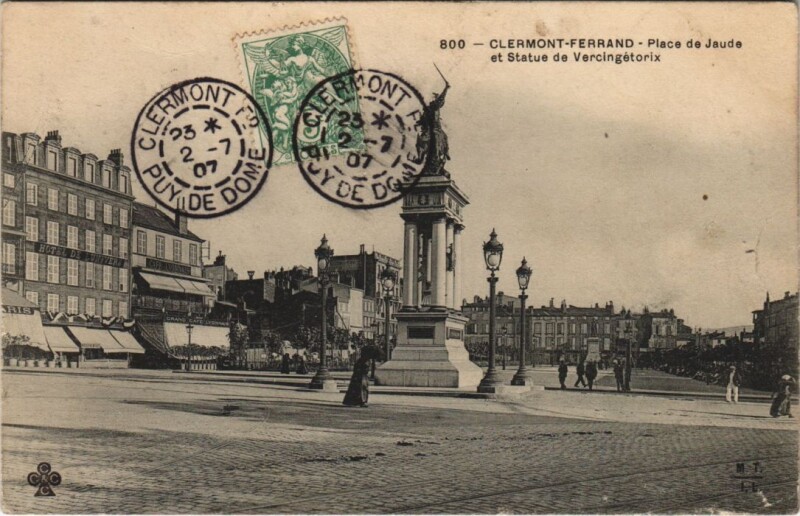 Carte postale ancienne Clermont Ferrand Place de Jaude , Statue de Vercingetorix à Clermont-Ferrand