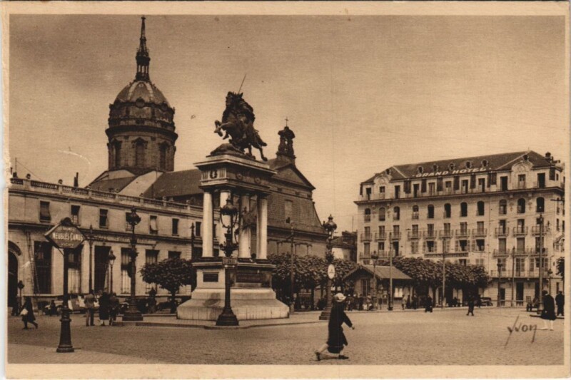Carte postale ancienne Clermont Ferrand Place de Jaude à Clermont-Ferrand