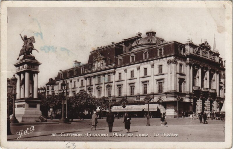 Carte postale ancienne Clermont Ferrand Place de Jaude , le Theatre à Clermont-Ferrand