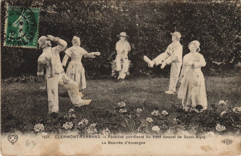 Carte postale ancienne Clermont Ferrand Fontaine Petrifiante à Clermont-Ferrand