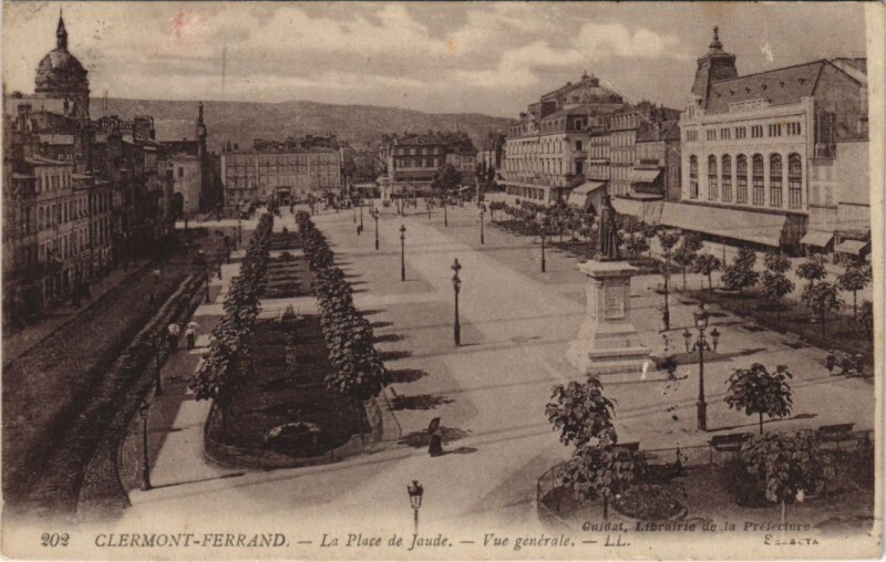 Carte postale ancienne Clermont Ferrand Place de Jaude à Clermont-Ferrand