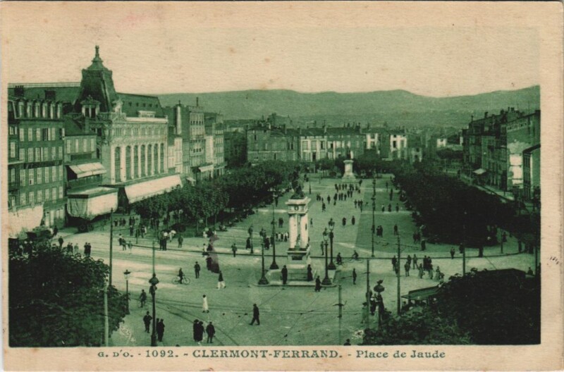 Carte postale ancienne Clermont Ferrand Place de Jaude à Clermont-Ferrand