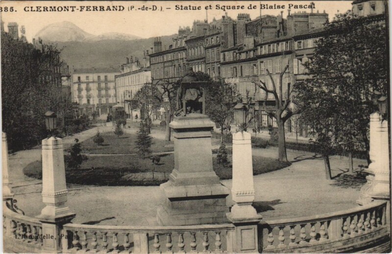 Carte postale ancienne Clermont Ferrand Statue et Square de Blaise Pascal à Clermont-Ferrand