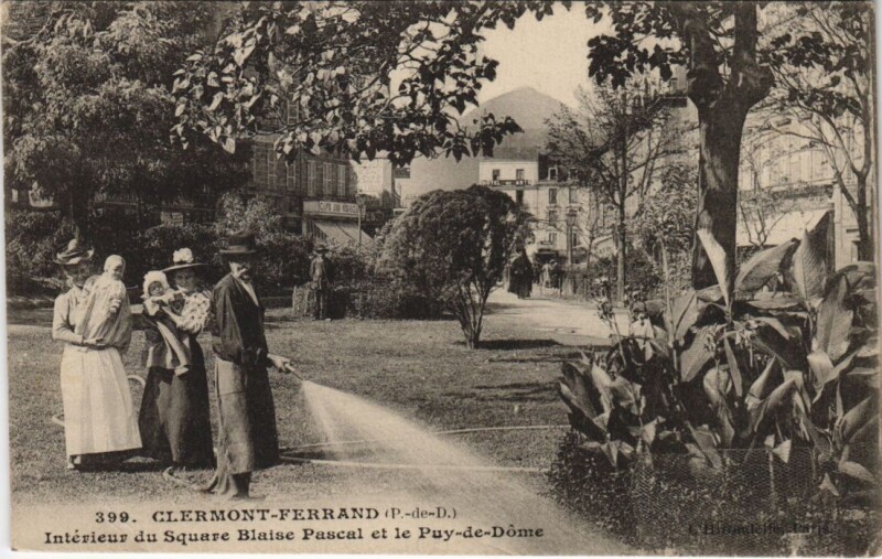Carte postale ancienne Clermont Ferrand Interieur du Square Blaise Pascal à Clermont-Ferrand