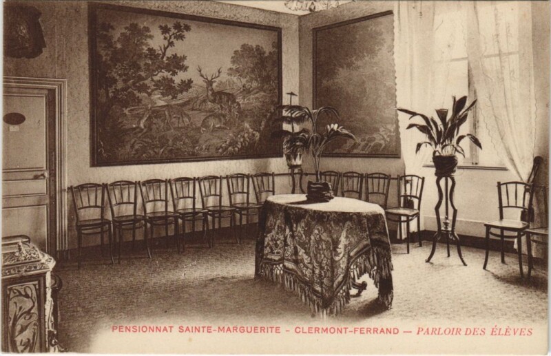 Carte postale ancienne Clermont Ferrand Pensionnat Sainte-Marguerite,Parloir des Eleves à Clermont-Ferrand
