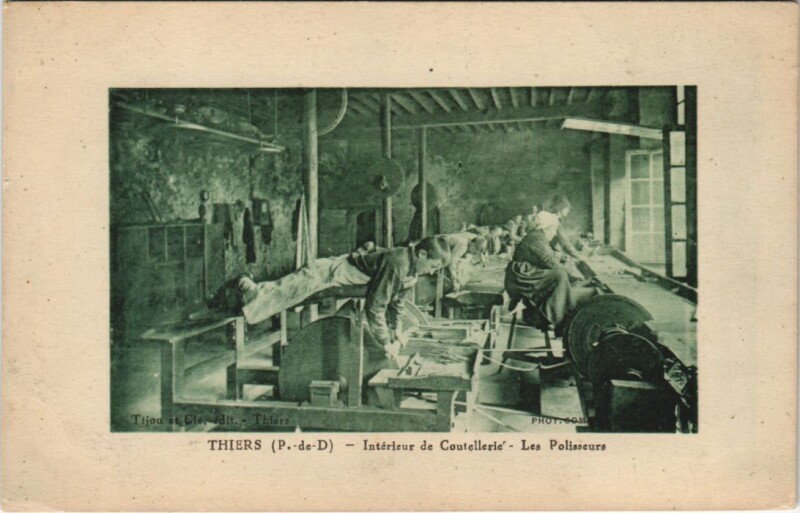 Carte postale ancienne Thiers Interieur de Coutellerie, les Polisseurs à Thiers