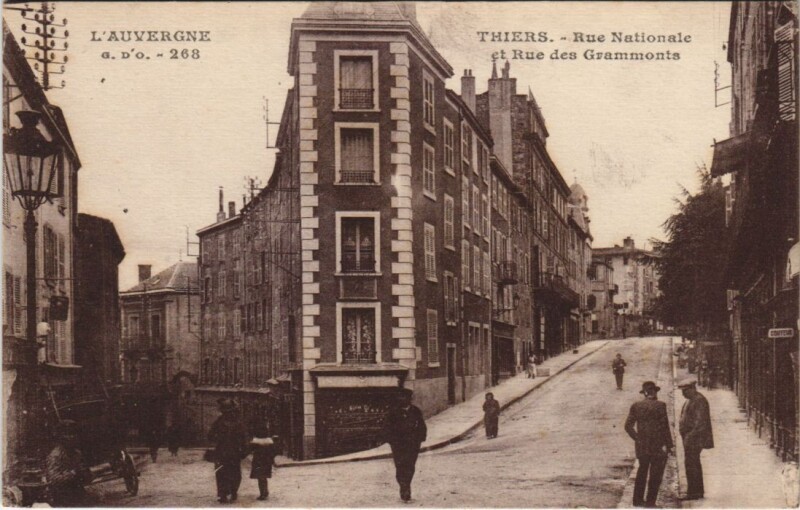Carte postale ancienne Thiers Rue Nationale et Rue des Grammonts à Thiers