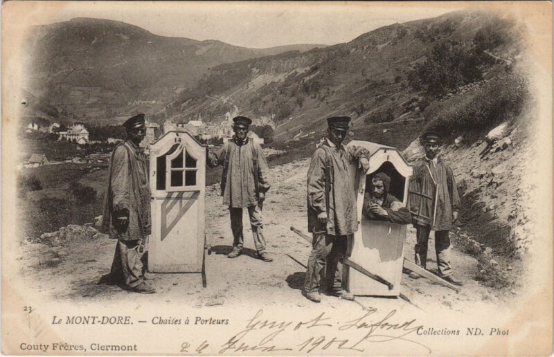 Carte postale ancienne Le Mont Dore Chaises a Porteurs à Mont-Dore