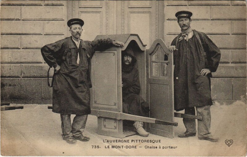 Carte postale ancienne Le Mont Dore Chaise a porteur à Mont-Dore