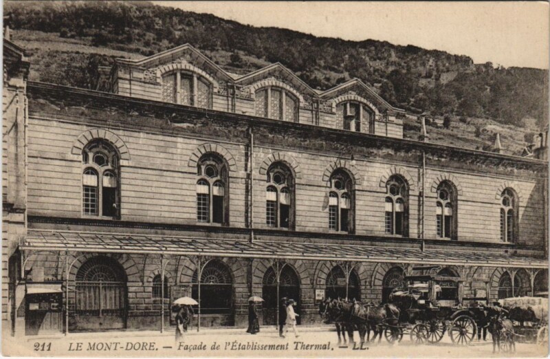 Carte postale ancienne Le Mont Dore Facade de l'Etablissement Thermal à Mont-Dore
