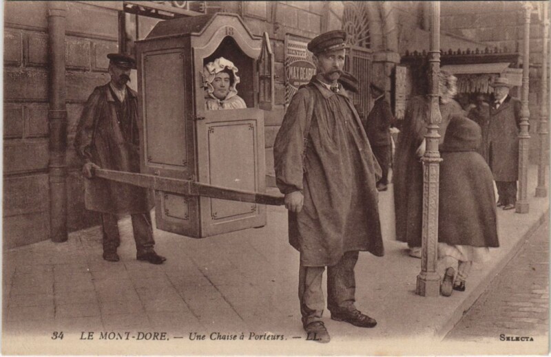 Carte postale ancienne Le Mont Dore Une Chaise a Porteurs à Mont-Dore